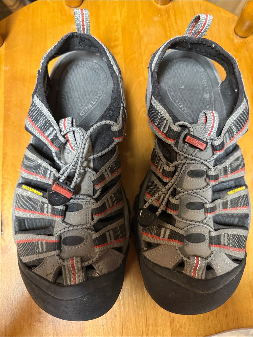 KEEN Men’s Gray Sandal with Red Trim size 7